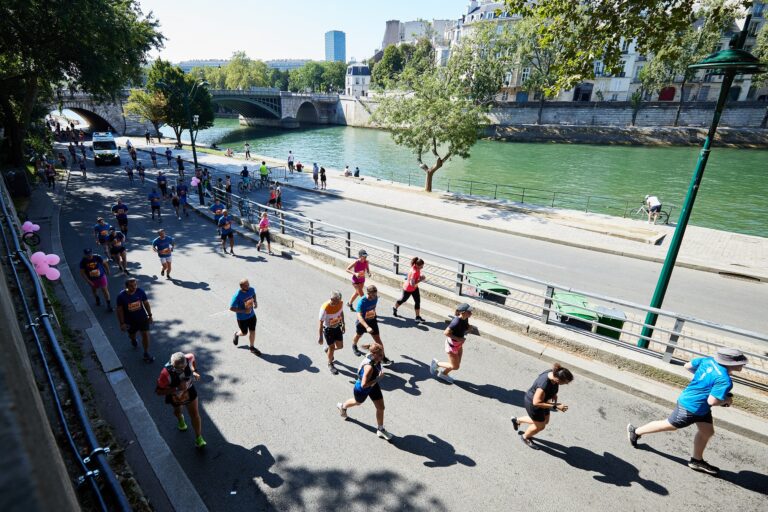 Picture of the Paris Half Marathon passing the River Seine