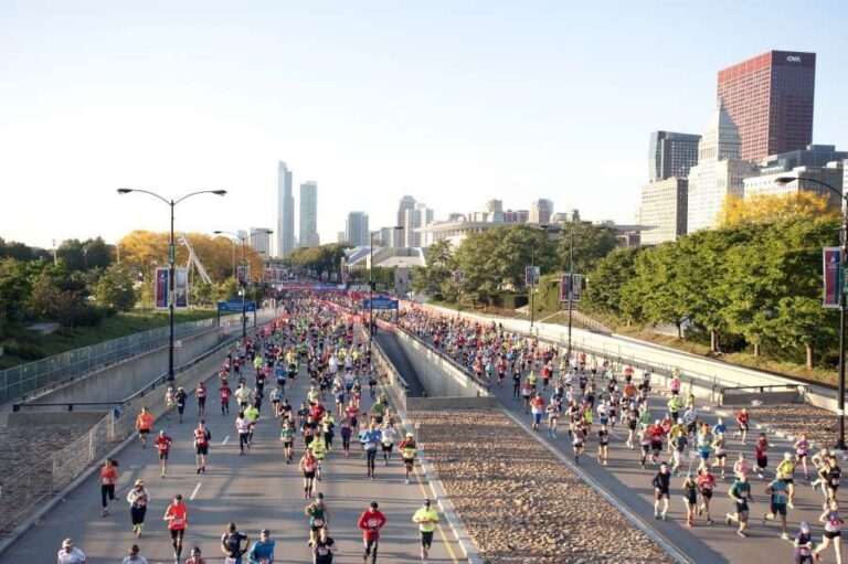 Photo of Chicago Marathon runners set in front of the Chicago skyline