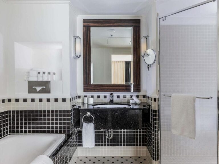 Bathroom of the Swissôtel Sydney, hotel option for the Sydney Marathon