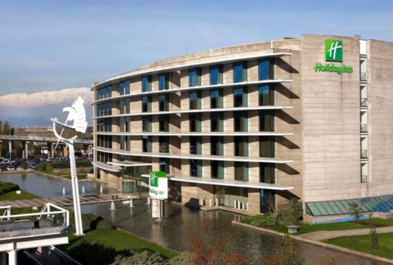 Exterior of the Holiday Inn Santiago - Airport Terminal Hotel, hotel option for the Patagonia Marathon 2024