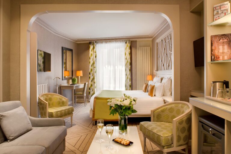 Deluxe Room at the Hotel Rochester Champs-Elysees, hotel option for the Paris Marathon 2025