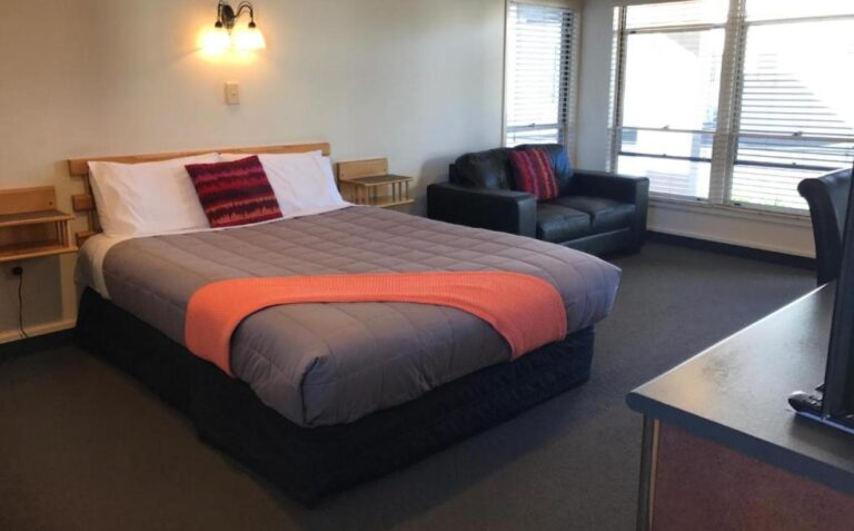 Bedroom at the Pacific Harbour Motor Inn, hotel option for the First Light Marathon 2024