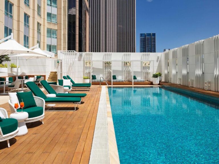 Pool of the Swissôtel Sydney, hotel option for the Sydney Marathon