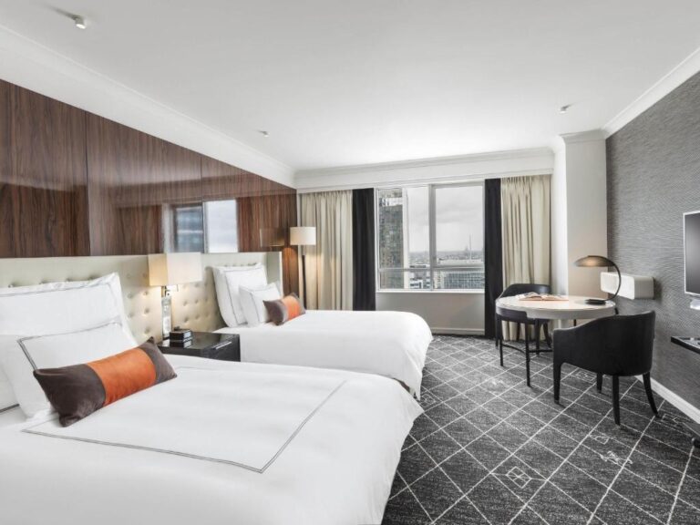 Twin bedroom of the Swissôtel Sydney, hotel option for the Sydney Marathon