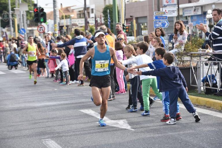 Photo of runners interacting with spectators at the Athens Marathon 2024