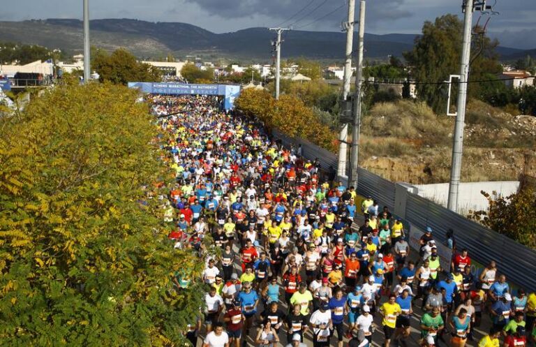 Photo of runners beginning their race at the Athens Marathon 2024