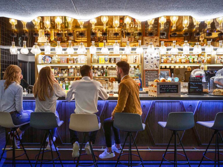 Bar at the Hotel Mercure Chartrons Bordeaux, hotel option for the Medoc Marathon 2025