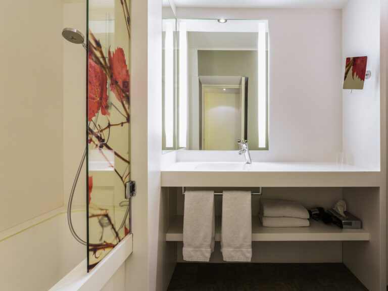 Bathroom at the Hotel Mercure Chartrons Bordeaux, hotel option for the Medoc Marathon 2025