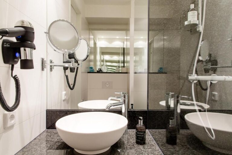 En-suite bathroom at the Motel One Berlin-Alexanderplatz, hotel option for the Berlin Marathon 2025