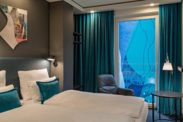 Double room at the Motel One Berlin-Alexanderplatz, hotel option for the Berlin Marathon 2025