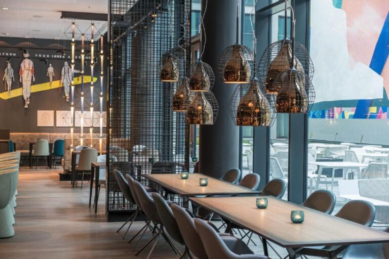 Bar area at the Motel One Berlin-Alexanderplatz, hotel option for the Berlin Marathon 2025