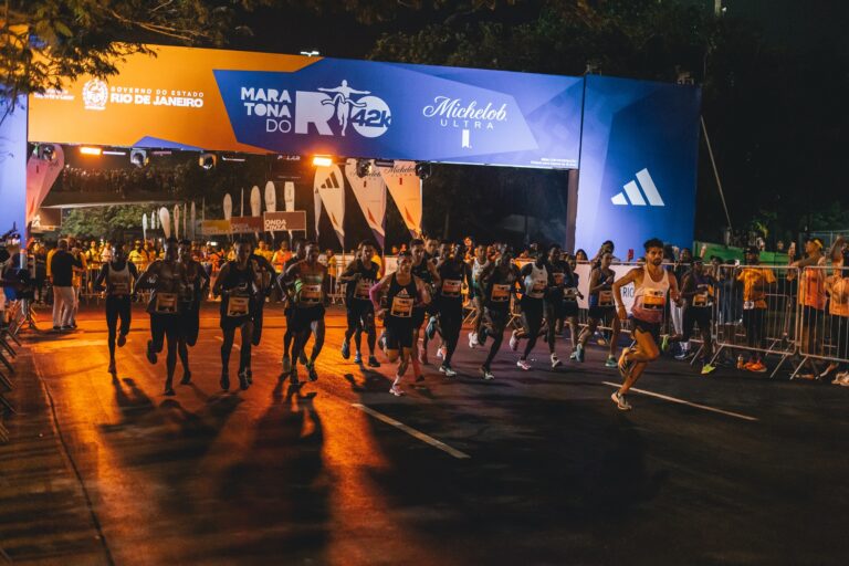 Photo of the start of the Rio Marathon, which begins early in the morning to avoid midday heat