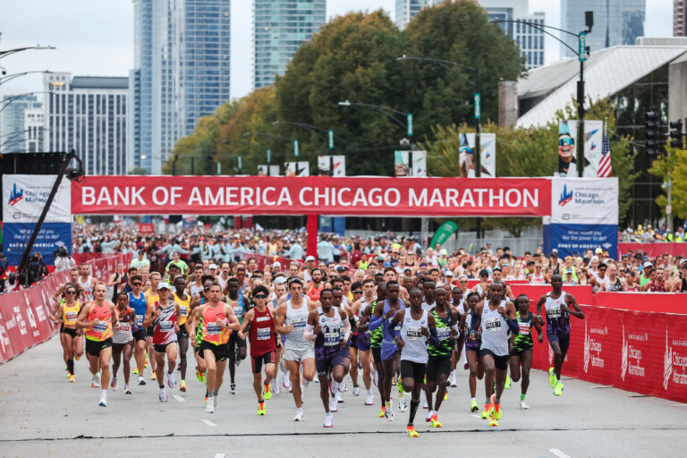 The elite men's field sets off at the beginning of the Chicago Marathon 2025
