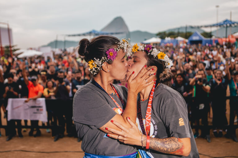 A couple kiss having completed the Rio de Janeiro Marathon