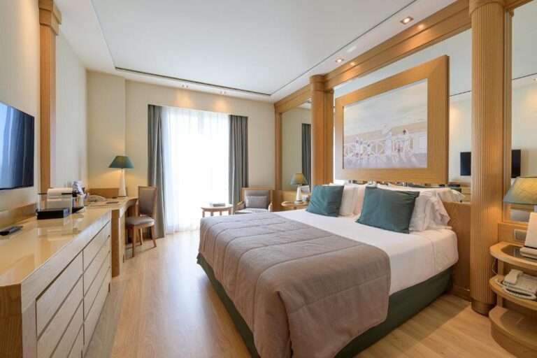 Bedroom at the 5 * Las Arenas Balneario Resort, hotel for the Valencia Half Marathon 2024