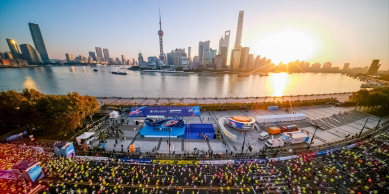 Runners beginning their Shanghai Marathon journey