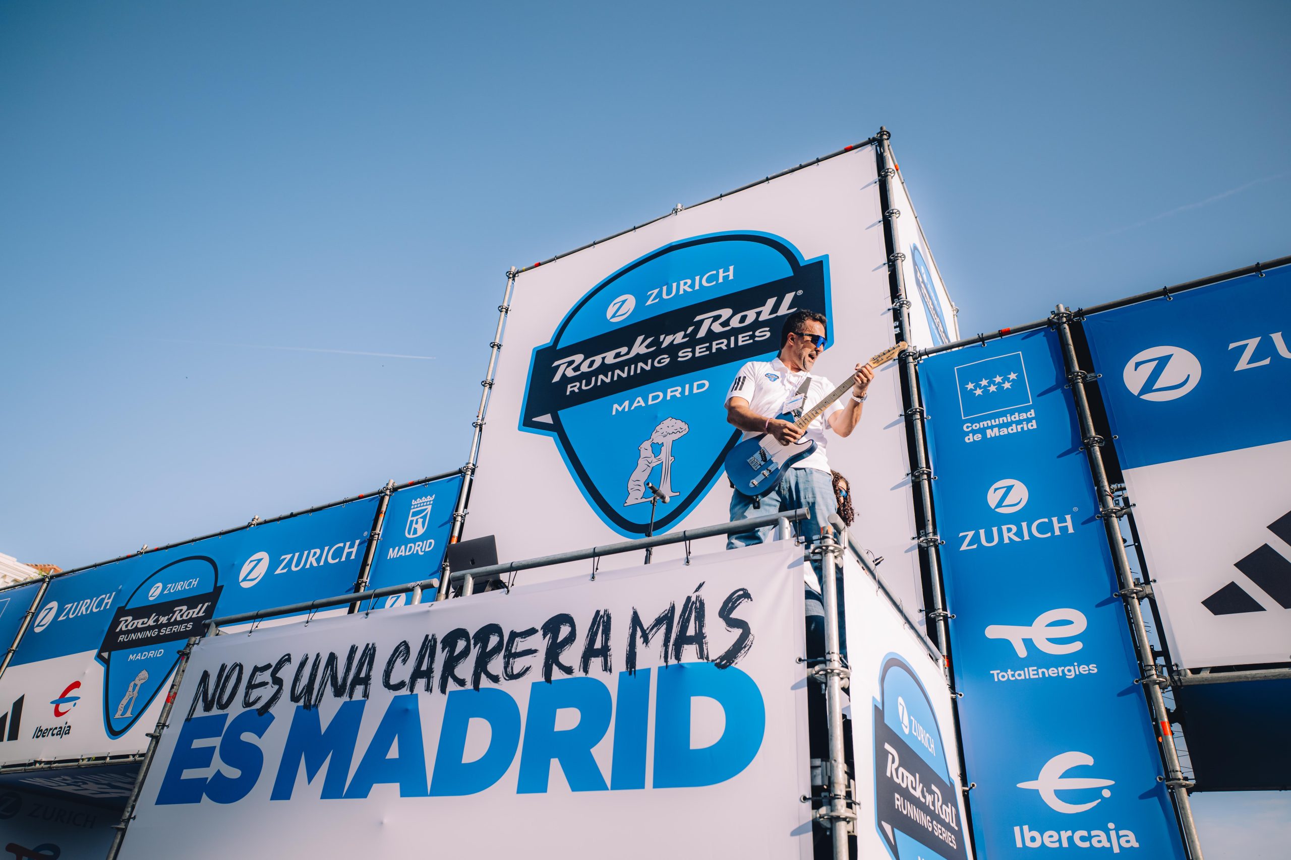 A guitarist entertains the crowd ahead of the Madrid Marathon 2027