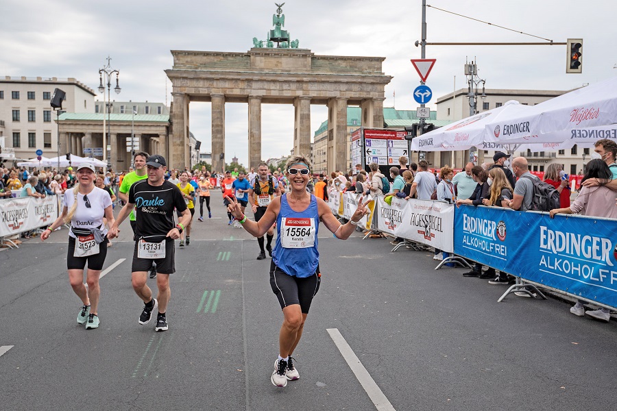 Picture of a runner celebrating finishing the Berlin Half Marathon 