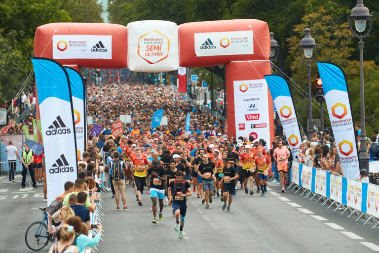 Runners at the beginning of the Paris Half Marathon