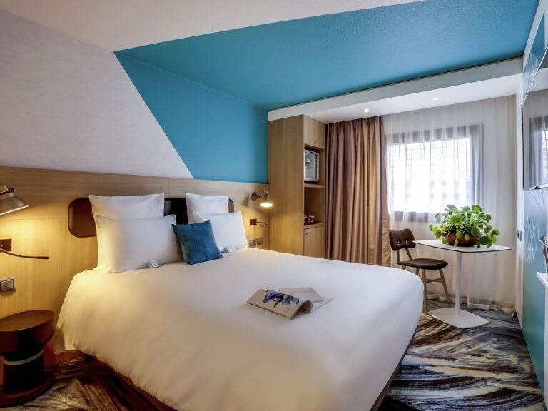 Superior Queen bedroom at the Mercure Paris Gare de Lyon, hotel option for the Paris Half Marathon 2025