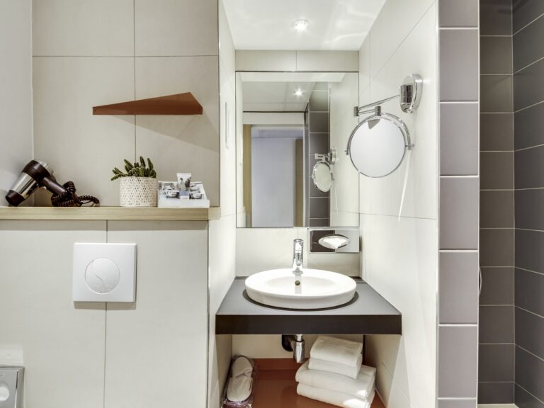 Superior room bathroom at the Mercure Paris Gare de Lyon, hotel option for the Paris Half Marathon 2025