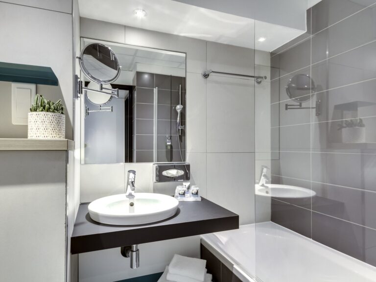 Bathroom facilities at the Mercure Paris Gare de Lyon, hotel option for the Paris Half Marathon 2025