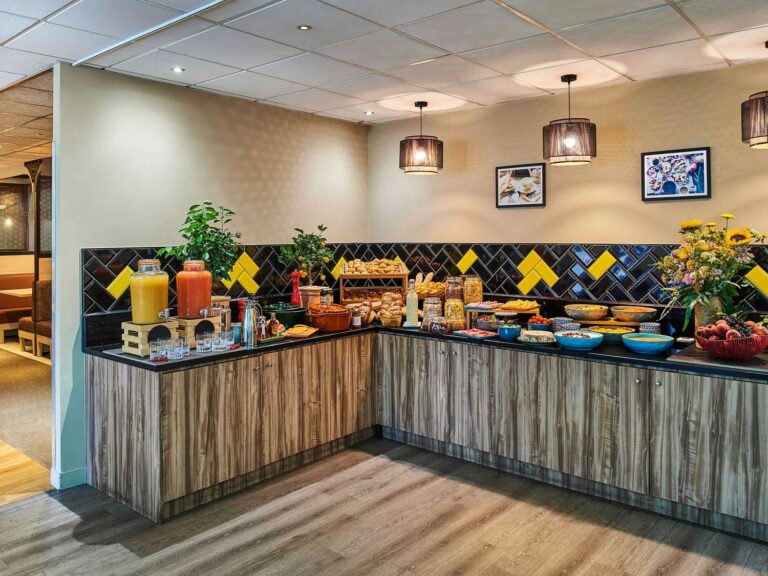 Breakfast area the Mercure Paris Gare de Lyon, hotel option for the Paris Half Marathon 2025