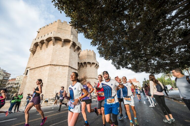 Runners passing through the city during the Valencia Half Marathon